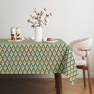 widok narożnika stołu z obrusm ukazujący wzór na krawędzi