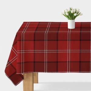 obrus z czerwonym wzorem w kratę na stole z białym wazonem z tulipanami