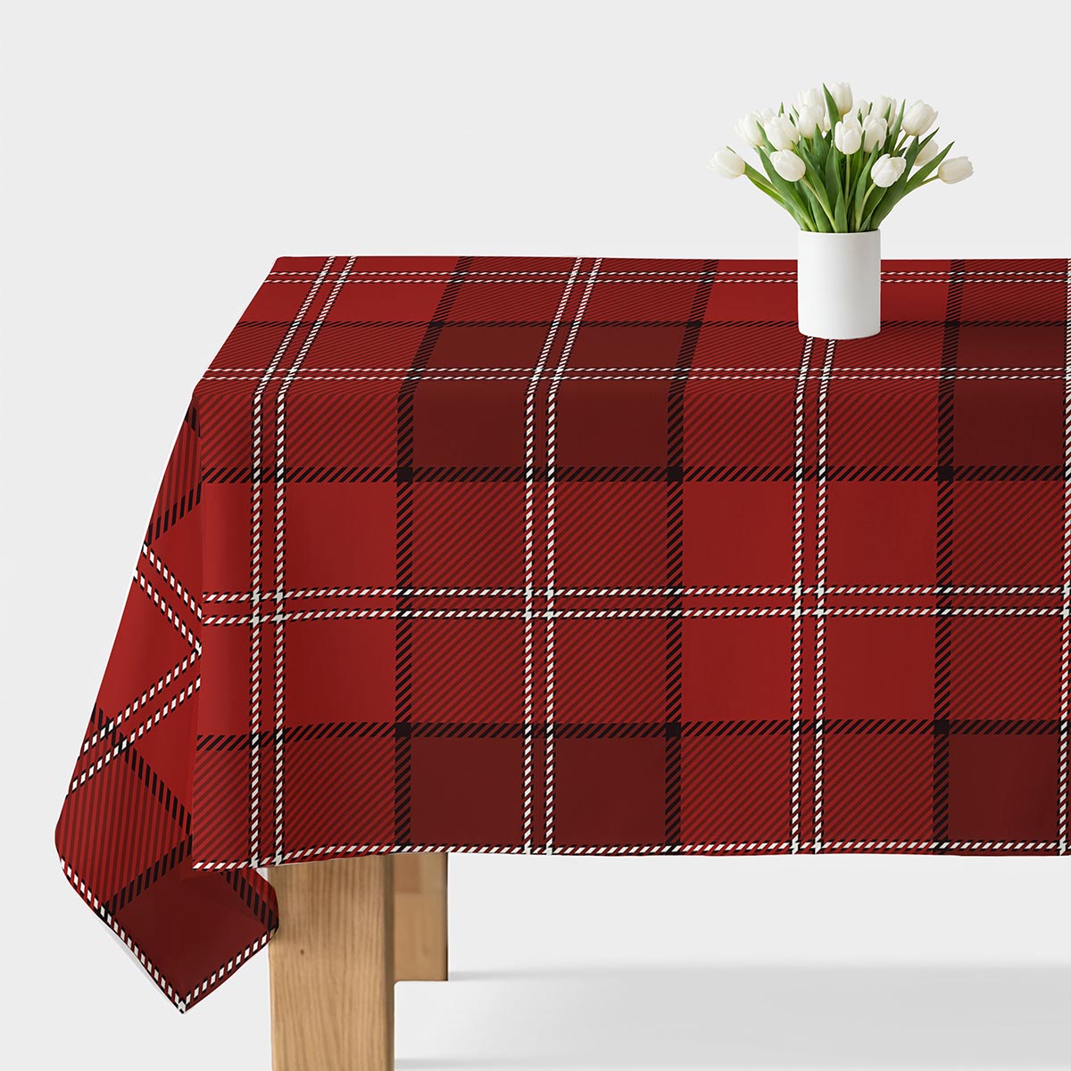 obrus z czerwonym wzorem w kratę na stole z białym wazonem z tulipanami