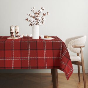 perspektywa boczna stołu pokazująca róg obrusu z wyraźnym motywem kraty