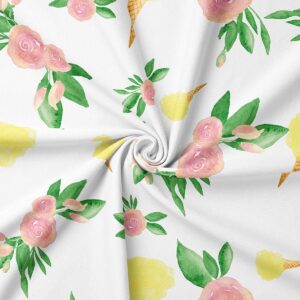 Zbliżenie na tkaninę z akwarelowym wzorem róż i rożków lodów, detal nadruku i faktury