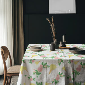 Aranżacja stołu z obrusem w pastelowe róże i lody, naczynia ceramiczne i dekoracyjne dodatki