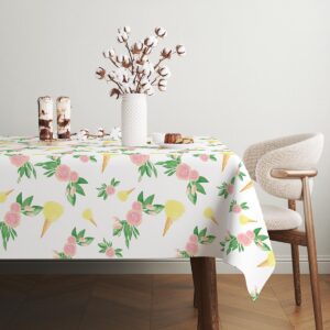 Widok stołu z zastawą na obrusie z motywem róż i lodów, eleganckie ujęcie wnętrza