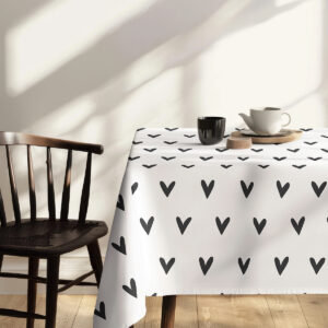 Detal wzoru serduszek widoczny na rozłożonym obrusie