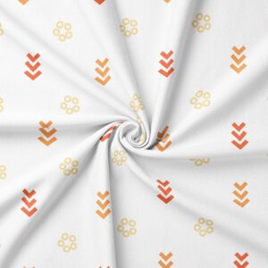 Zbliżenie na tkaninę pokazujące drobny wzór kółeczek i chevronów