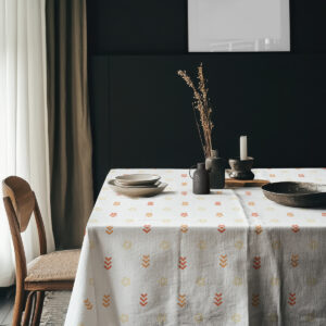 Stół nakryty obrusem z zastawą i dekoracjami w przytulnym wnętrzu