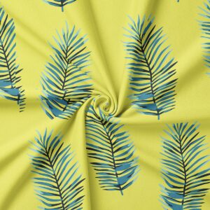 Zbliżenie na tkaninę pokazujące detal nadruku liści palmowych i strukturę materiału