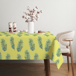 Stół udekorowany słodkościami i gałązkami bawełny na obrusie z niebieskimi liśćmi