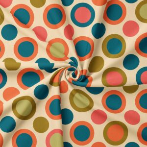 Zbliżenie na fakturę materiału i wielobarwne kółka, tkanina skręcona w środek