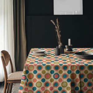 Aranżacja stołu w jadalni z obrusem w retro kropki i prostymi naczyniami
