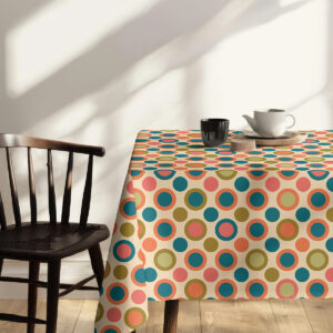 Kawiarniany kącik z filiżanką na obrusie w geometryczne kółka