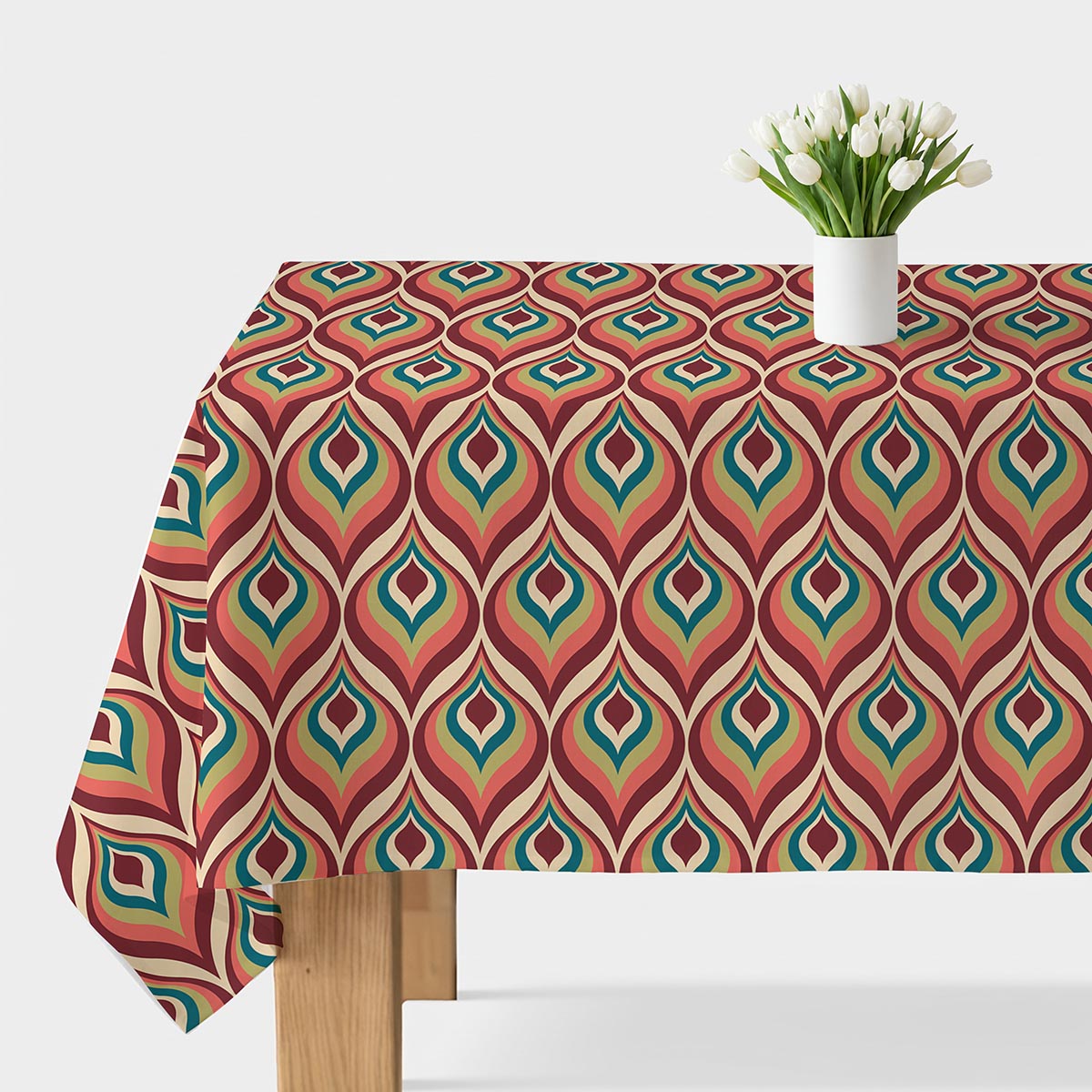 obrus na stole z wzorem retro łezek i białym wazonem z tulipanami