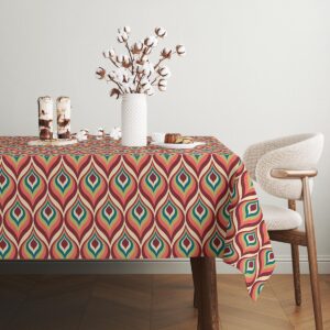 stół nakryty obrusem z retro motywem w ciepłych barwach obok drewnianego krzesła
