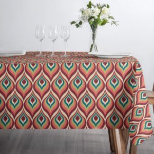 widok stołu z obrusem i naczyniami w jasnym, naturalnym świetle