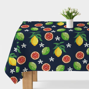 Obrus z soczystym wzorem cytrusów na granatowym tle, widok główny stołu z białym wazonem