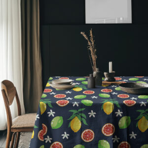 Aranżacja stołu z naczyniami i dekoracjami pokazująca obrus z cytrusowym motywem