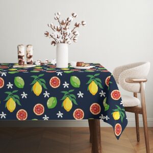 Detal rogu obrusu z wyraźnym wzorem cytrusów i zielonymi liśćmi