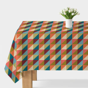 Główny widok stołu z obrusem w trójkątną mozaikę i białym wazonem z tulipanami