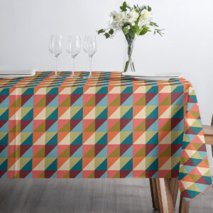 Ujęcie stołu z filiżanką i imbrykiem na tle barwnej mozaiki trójkątów