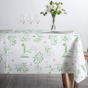 nakryty stół z obrus i szklanymi kieliszkami oraz wazonem z kwiatami