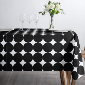 Stół z czarnymi kółkami pod kieliszkami i dekoracjami, nowoczesna aranżacja