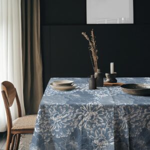 aranżacja stołu z ceramiką i dekoracjami na obrusie w niebieskie chryzantemy