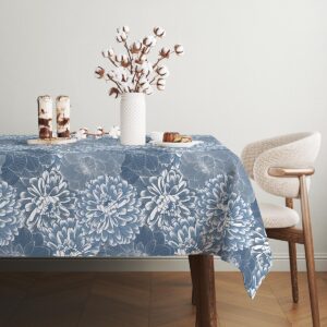 stół udekorowany gałązką bawełny w wazonie na tle kwiatowego obrusu