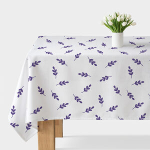 biały obrus z fioletowymi gałązkami na stole z wazonem białych tulipanów