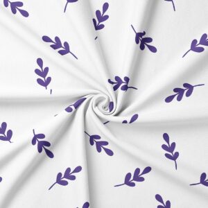 zbliżenie na materiał obrusa z fioletowym motywem gałązek i widoczną fakturą tkaniny