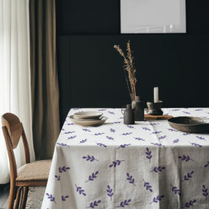 aranżacja stołu z dekoracjami i ceramiką na obrusie w drobne fioletowe gałązki