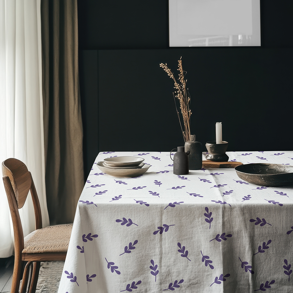 aranżacja stołu z dekoracjami i ceramiką na obrusie w drobne fioletowe gałązki