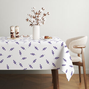 stół nakryty obrusem z powtarzalnym wzorem gałązek w subtelnym wnętrzu