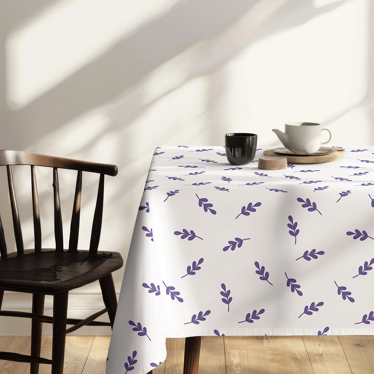 zbliżenie rogu obrusa pokazujące powtarzalny motyw fioletowych gałązek