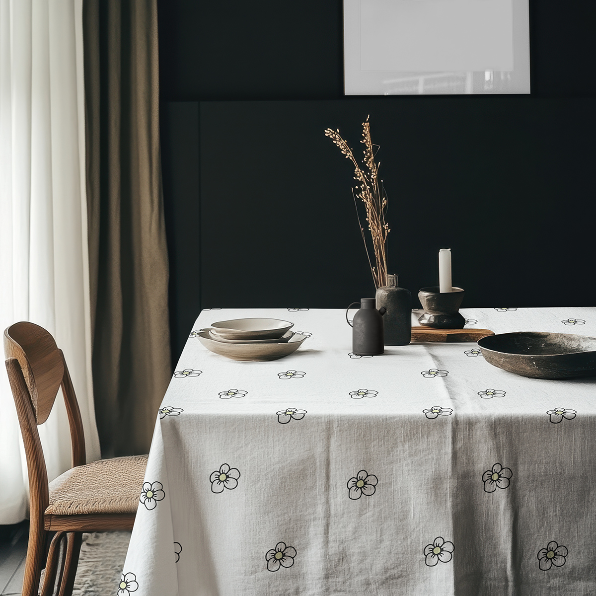 aranżacja stołu z ceramiką na obrusie w drobne stokrotki w nowoczesnej jadalni