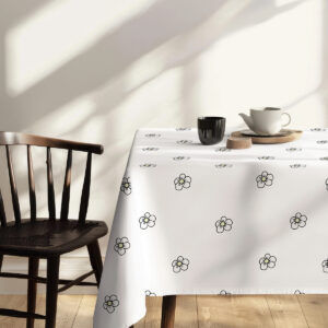 widok stołu z filiżanką i tacą na obrusie z subtelnymi kwiatowymi motywami