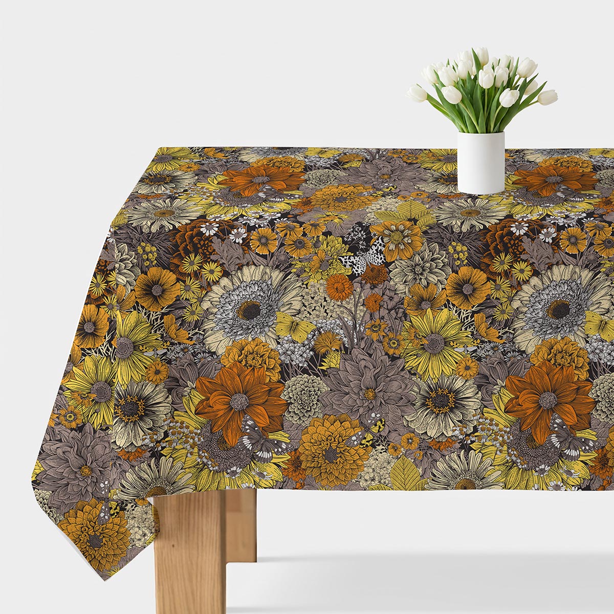 Obrus na stole z wazonem białych tulipanów, widok całego wzoru