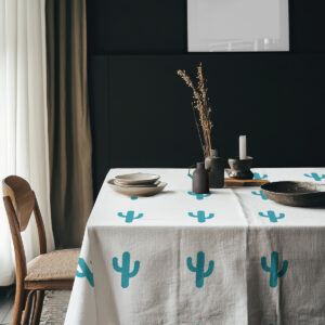 aranżacja stołu z obrusem i zastawą w naturalnym wnętrzu