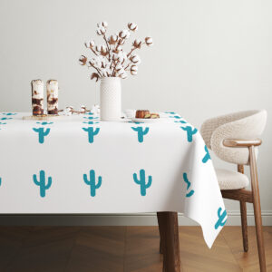 widok stołu z dekoracjami i rozłożonym obrusem z kaktusami