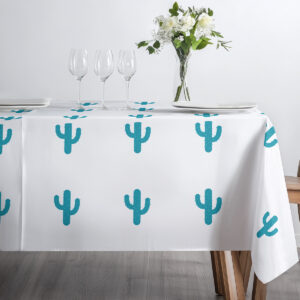 użycie obrusu przy codziennym nakryciu z naczyniami i dekoracją