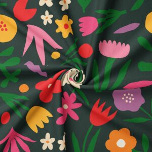 Zbliżenie na tkaninę pokazujące detale nadruku z różowymi, czerwonymi i żółtymi kwiatami na ciemnym tle