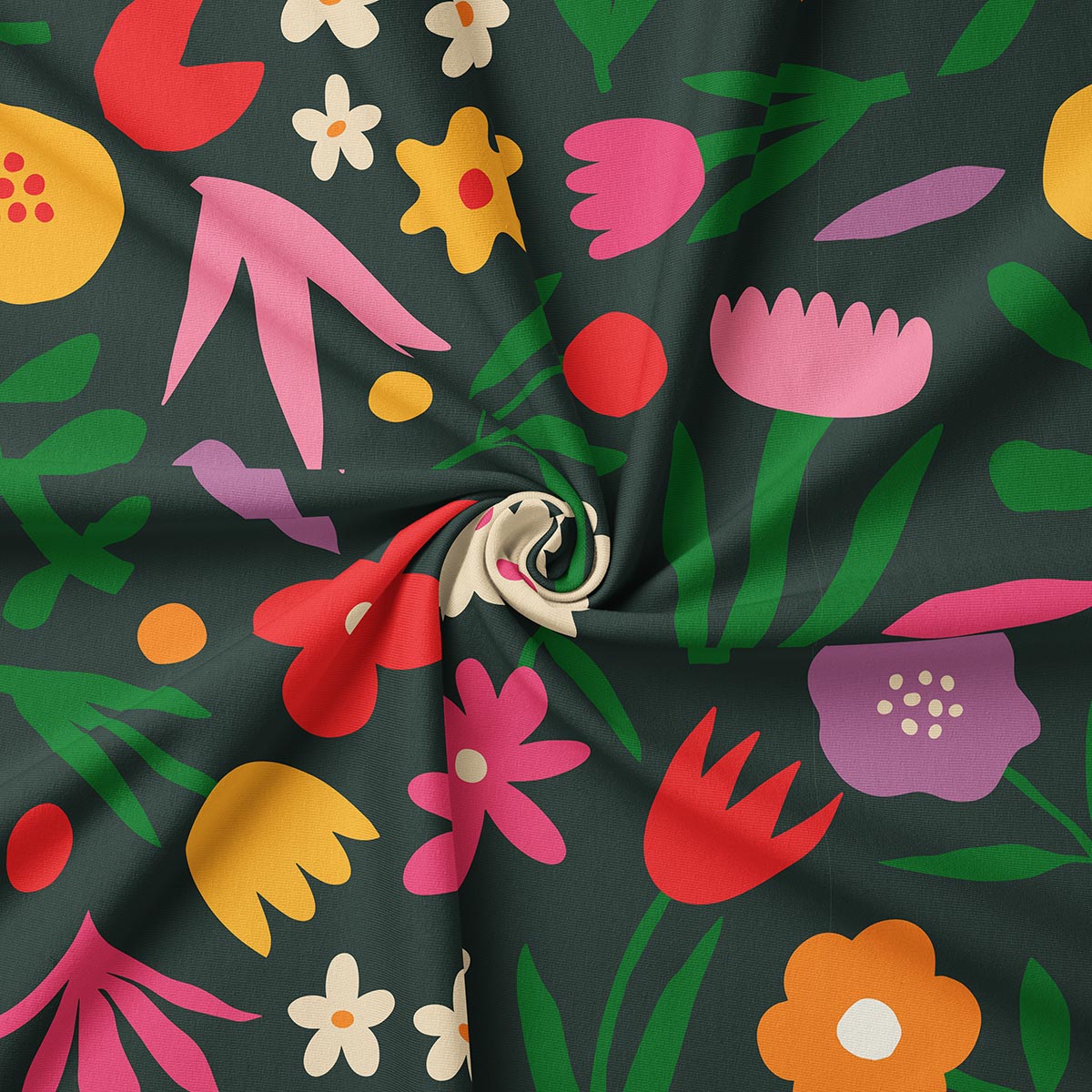 Zbliżenie na tkaninę pokazujące detale nadruku z różowymi, czerwonymi i żółtymi kwiatami na ciemnym tle