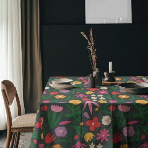 Aranżacja stołu z zastawą i dekoracjami prezentująca obrus z wesołym kwiatowym motywem