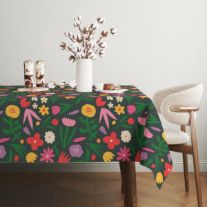 Widok stołu z boku pokazujący rozłożony obrus i stylowe dodatki na tle ciemnej ściany