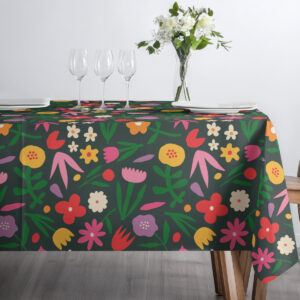 Fragment stołu nakrytego obrusem ze zbliżeniem na powtarzalny wzór i akcesoria do herbaty