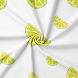 zbliżenie na tkaninę obrusu z rysowanym wzorem plasterków limonki i skręconym materiałem