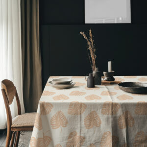aranżacja stołu z naczyniami i dekoracjami na obrusie w naturalnych tonach