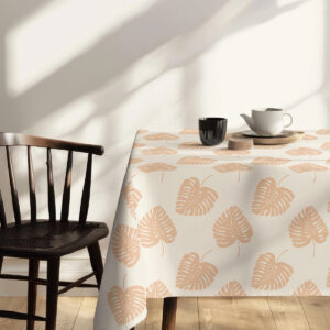 narożnik obrusa przy krześle, widoczny detal wzoru i wykończenia krawędzi