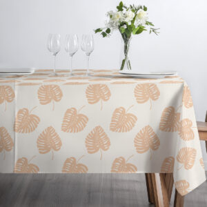 ustawienie stołu z kieliszkami i wazonem na obrusie z motywem monstery