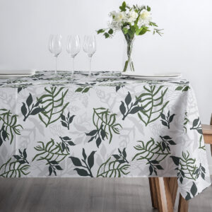 Poranna aranżacja ze szklankami i delikatną grafiką liści na obruse