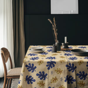 aranżacja jadalni z ceramiką na obrusie z liściastym wzorem